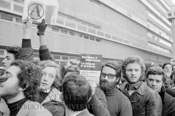 1972: Inizio del processo contro Pietro Valpreda per la strage di piazza Fontana: manifestazione nel cortile del tribunale. Roma, 23.2.1972