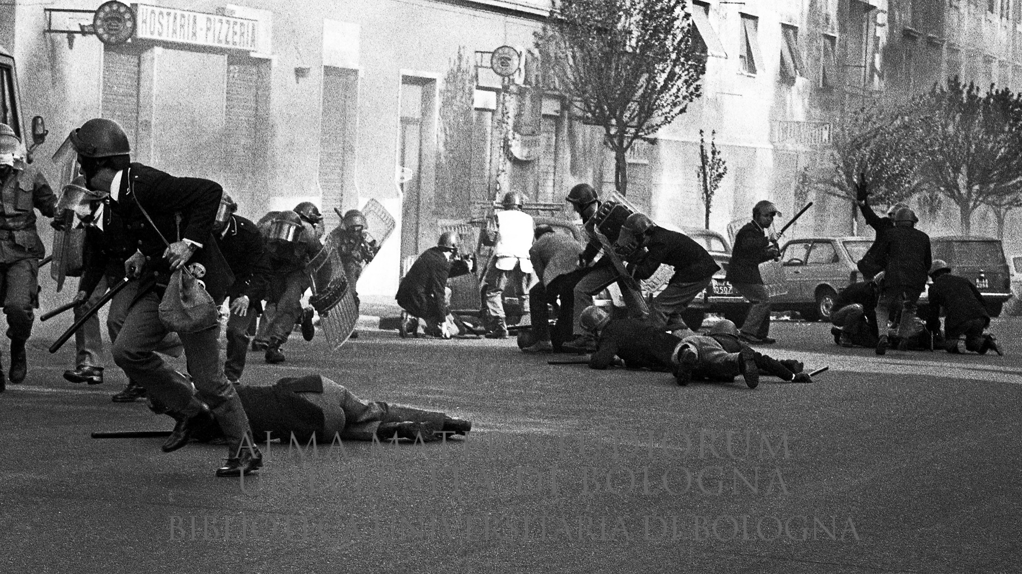 1977: Durante gli scontri tra forze dell'ordine e militanti di autonomia rimane ucciso l'agente Settimio Passamonti e gravemente ferito l'agente Antonio Merenda. Roma, 21.4.1977