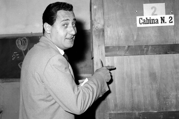 Alberto Sordi al voto per le elezioni amministrative. Roma, 28.5.1956