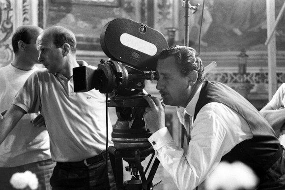 Alberto Sordi dietro la macchina da presa sul set del film «Scusi, lei è favorevole o contrario?». Roma, 7.10.1966