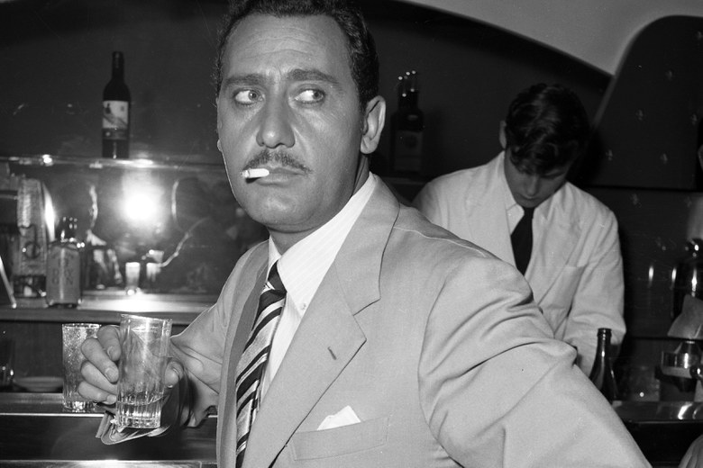 Alberto Sordi in un momento di pausa durante le riprese del film «Mafioso». Roma, 9.6.1962