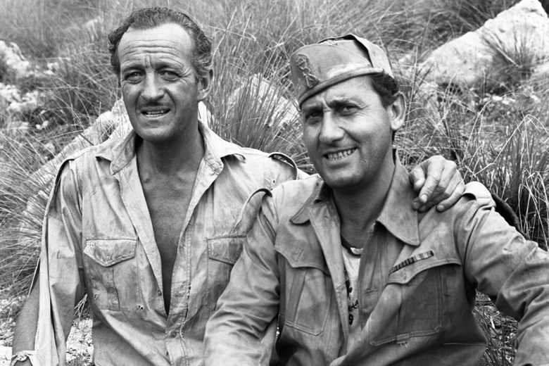 Alberto Sordi con David Niven sul set del film «I due nemici». Latina, 9.7.1961