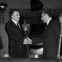 Il Presidente del Consiglio Aldo Moro consegna a Federico Fellini l’Oscar per il film «8 ½». Roma, 26.4.1964