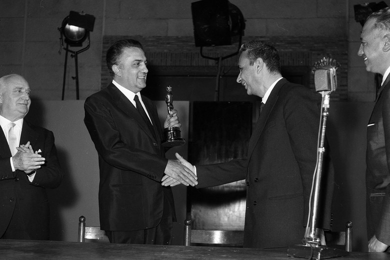 Il Presidente del Consiglio Aldo Moro consegna a Federico Fellini l’Oscar per il film «8 ½». Roma, 26.4.1964