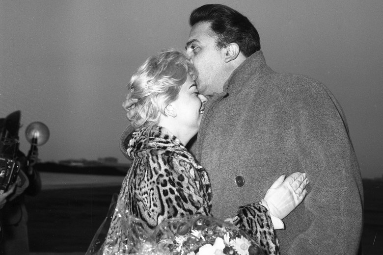 Federico Fellini saluta Giulietta Masina in partenza per Los Angeles per la candidatura all’Oscar del film «Le notti di Cabiria». Roma, 24.3.1958