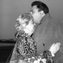 Federico Fellini saluta Giulietta Masina in partenza per Los Angeles per la candidatura all’Oscar del film «Le notti di Cabiria». Roma, 24.3.1958