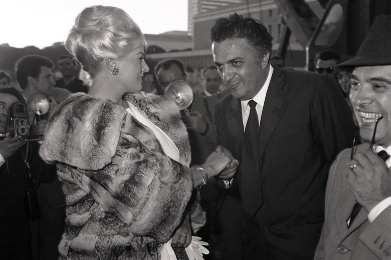 Anita Ekberg e Federico Fellini in viale Shakespeare al quartiere Eur pochi giorni prima dell’inizio delle riprese di «Le tentazioni del dottor Antonio» episodio del film «Boccaccio ’70». Roma, 29.5.1961