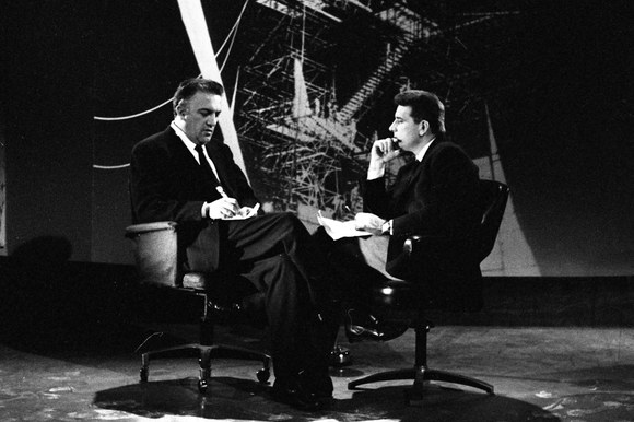 Federico Fellini e Sergio Zavoli durante le riprese di «Un’ora (e ½) con il regista di 8 ½». Roma, 5.4.1964