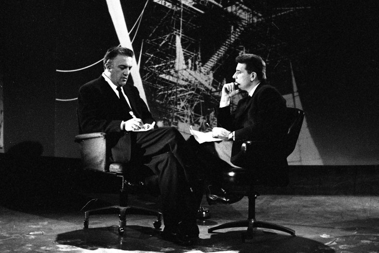 Federico Fellini e Sergio Zavoli durante le riprese di «Un’ora (e ½) con il regista di 8 ½». Roma, 5.4.1964