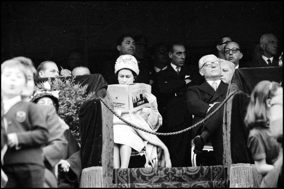 La Regina Elisabetta II e il presidente Giovanni Gronchi al Concorso ippico a Piazza di Siena. Roma, 3 maggio 1961
