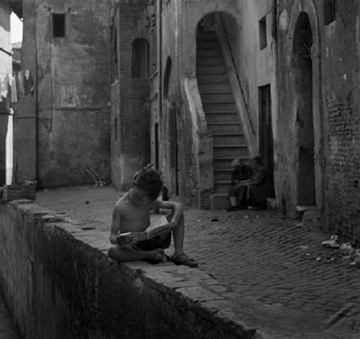 Bambino in via dell'Atleta a Trastevere. Roma, 20 giugno 1956 Bambino in via dell'Atleta a Trastevere. Roma, 20 giugno 1956