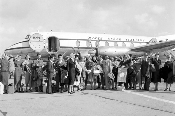 Una delegazione del mondo della moda italiana parte per Kiev, Leningrado e Mosca. Angelo Litrico, Emilio Pucci, Roberto Capucci, Maria Antonelli, il pellicciaio Cesare Bertoletti con la nuora Francesca Mariani, le modelle Gianna Baragli e Grazia Maria Cervaroli. Roma, 26.8.1957