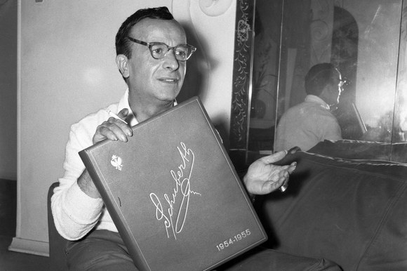Emilio Schuberth nel suo atelier. Roma, 15.11.1957