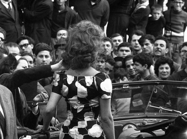Sul set del film Matrimonio all’italiana: Sofia Loren con abito di Piero Tosi. Napoli, 16.4.1964