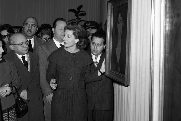 Palma Bucarelli, con abito di Antonio De Luca, in occasione della giornata inaugurale della Mostra di Modigliani alla Galleria Nazionale d’Arte Moderna. Roma, 30.1.1959
