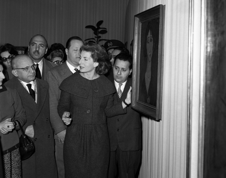 Palma Bucarelli, con abito di Antonio De Luca, in occasione della giornata inaugurale della Mostra di Modigliani alla Galleria Nazionale d’Arte Moderna. Roma, 30.1.1959