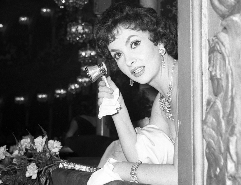 Gina Lollobrigida, con demi-parure collier e orecchini in diamanti, al Teatro dell’Opera. Roma, 3.1.1958