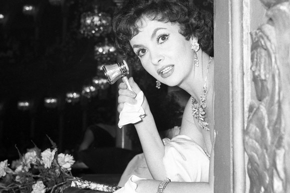 Gina Lollobrigida, con demi-parure collier e orecchini in diamanti, al Teatro dell’Opera. Roma, 3.1.1958