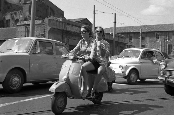Ragazze in minigonna. Roma, 4.7.1969