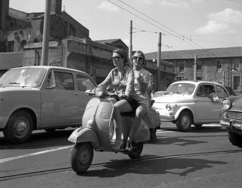 Ragazze in minigonna. Roma, 4.7.1969