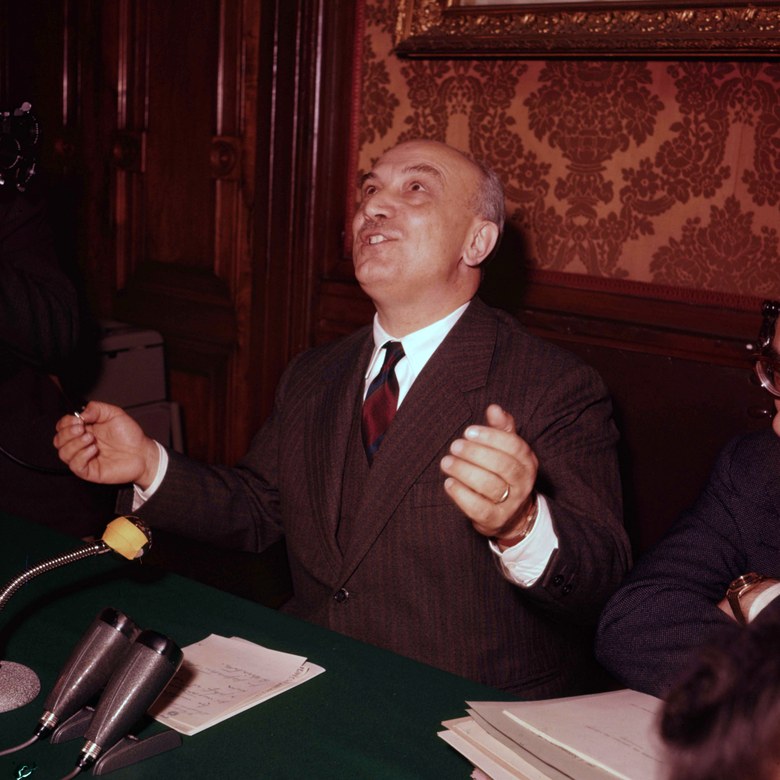 Amintore Fanfani, presidente del Consiglio dei Ministri, alla conferenza stampa che segue le riunioni consiliari sulle questioni legate al mercato comune europeo. Roma, 12 novembre 1958
