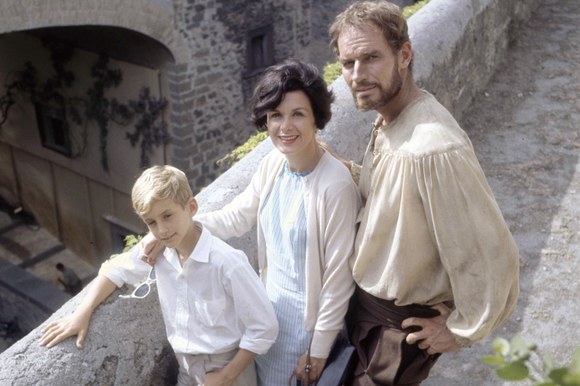 Charlton Heston con la moglie e il figlio sul set del film «Il tormento e l'estasi». Todi, 8 giugno 1964