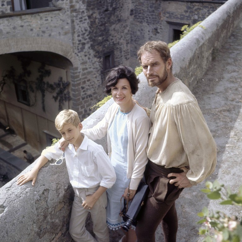 Charlton Heston con la moglie e il figlio sul set del film «Il tormento e l'estasi». Todi, 8 giugno 1964
