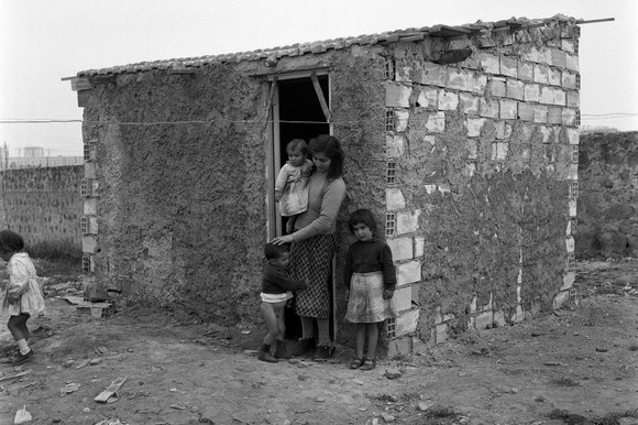 Famiglia in un tugurio alla Borgata Gordiani. Roma, 21.3.1957