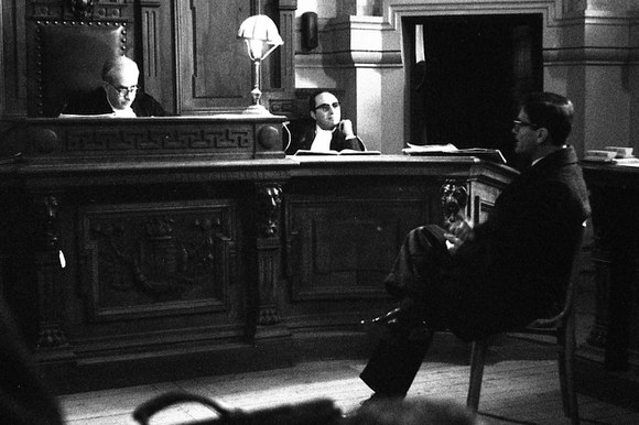 L’imputato Pier Paolo Pasolini risponde alle domande del presidente del Tribunale Giuseppe Semeraro. Roma, 7.3.1963