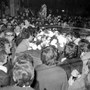 La folla attorno alla bara di Pier Paolo Pasolini in piazza Campo de' Fiori. Roma, 5.11.1975