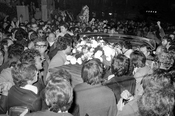 La folla attorno alla bara di Pier Paolo Pasolini in piazza Campo de' Fiori. Roma, 5.11.1975
