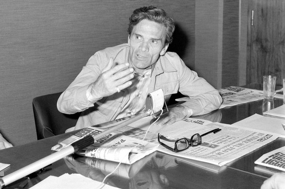 Pier Paolo Pasolini partecipa alla tavola rotonda  con il sindaco Clelio Darida sul tema della criminalità  nella capitale. Roma, 22.5.1971