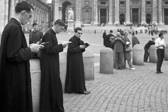 Tre giovani seminaristi in preghiera a Piazza San Pietro mentre attendono notizie sullo stato di salute di Papa Giovanni XXIII. Roma, 2 giugno 1963
