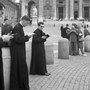 Tre giovani seminaristi in preghiera a Piazza San Pietro mentre attendono notizie sullo stato di salute di Papa Giovanni XXIII. Roma, 2 giugno 1963