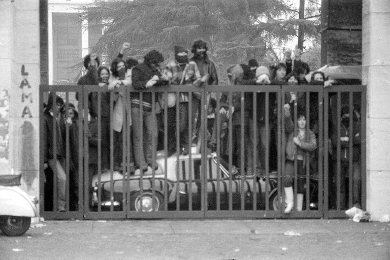 Il comizio di Luciano Lama viene contestato all'Università La Sapienza e il movimento degli studenti, in particolare gli Indiani metropolitani e militanti di Autonomia Operaia, si barrica dietro i cancelli dell'università. Roma, 17.2.1977