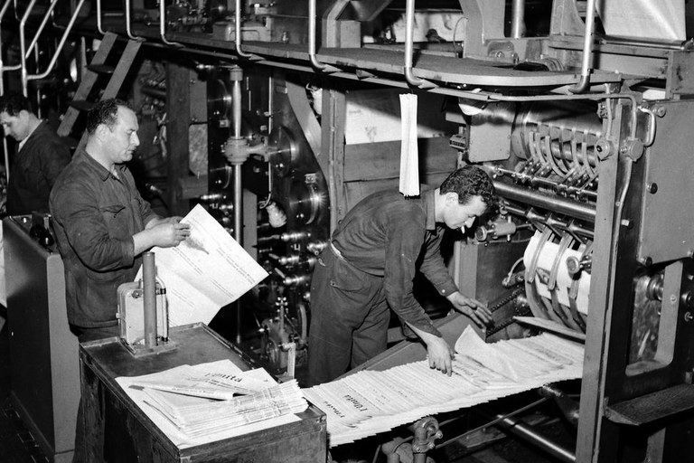 Rotativisti alla fine del processo di stampa della rotativa. Stabilimento Tipografico G.A.T.E., Roma, aprile 1957 BUB, Pais, n. inv. 747bis/30
