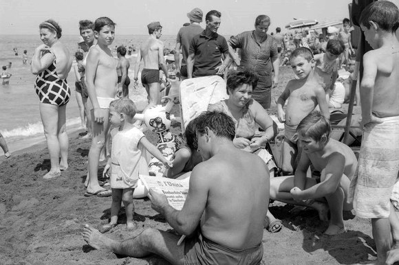 Un bagnante sul litorale romano legge le notizie provenienti dal Medio Oriente dopo il bombardamento territori di Suez e Ismailia. Ostia, 16.7.1967