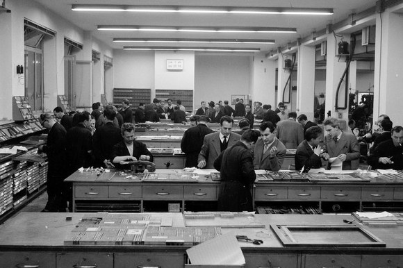 Stabilimento tipografico GATE: banchi dove si montavano le pagine. Roma, aprile 1957