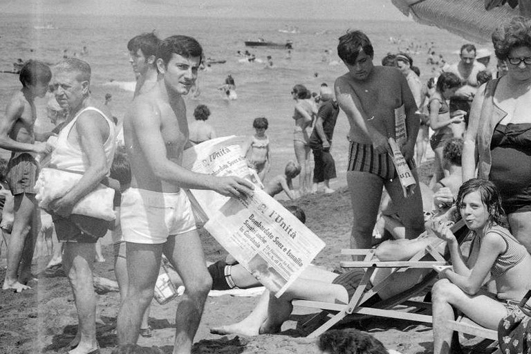 Diffusore distribuisce «l’Unità» sulla spiaggia con le notizie provenienti dal Medio Oriente dopo il bombardamento territori di Suez e Ismailia. Ostia, 16.7.1967 BUB, Pais, n. inv. 7693/27