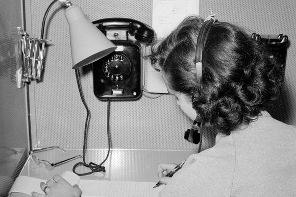 Dimafonista, aveva il compito di raccogliere gli articoli dettati al telefono dai giornali fuori sede, in sede a l'Unità. Roma, aprile 1957