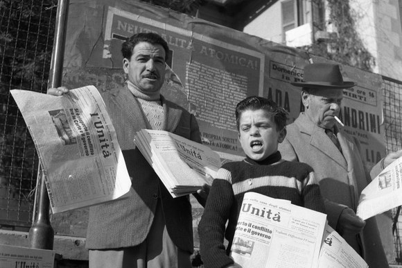 Strilloni diffondo il quotidiano del 19 gennaio 1958. Roma, 1958