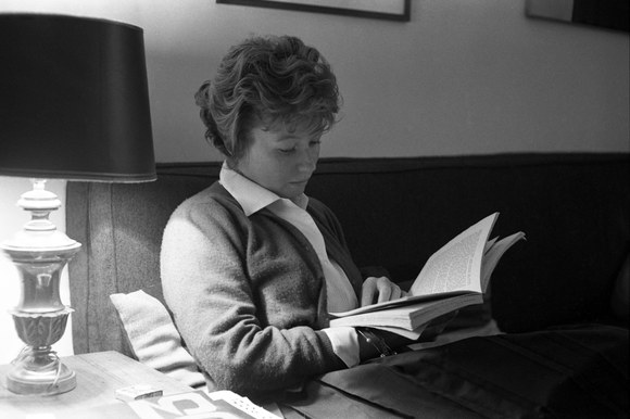 Dacia Maraini nella sua abitazione. Roma, 12 maggio 1962