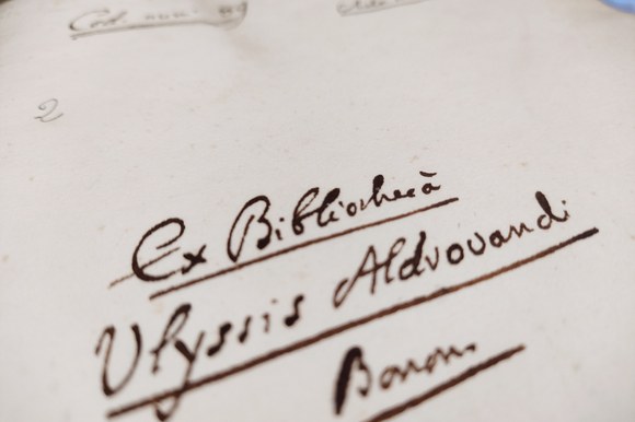 Nota di possesso "Ex Bibliotheca Ulyssis Aldrouandi Bonon." posta a c. 1r del codice BUB, Ms. Aldrovandi 2