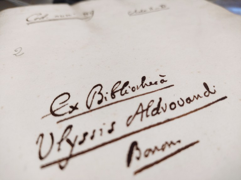 Nota di possesso "Ex Bibliotheca Ulyssis Aldrouandi Bonon." posta a c. 1r del codice BUB, Ms. Aldrovandi 2