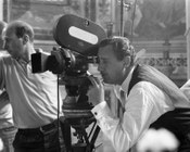 Alberto Sordi dietro la macchina da presa sul set del film «Scusi, lei è favorevole o contrario?». Roma, 7.10.1966