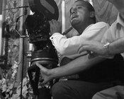 Alberto Sordi dietro la macchina da presa sul set del film «Scusi, lei è favorevole o contrario?». Roma, 7.10.1966