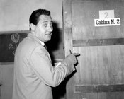 Alberto Sordi al voto per le elezioni amministrative. Roma, 28.5.1956