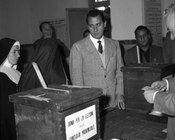 Alberto Sordi al voto per le elezioni amministrative. Roma, 6.11.1960