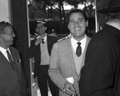 Alberto Sordi al voto per le elezioni amministrative. Roma, 6.11.1960