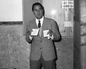 Alberto Sordi al voto per le elezioni amministrative. Roma, 6.11.1960